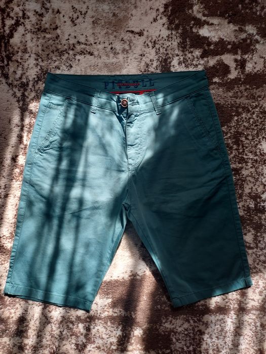 Pantaloni eleganți scurți