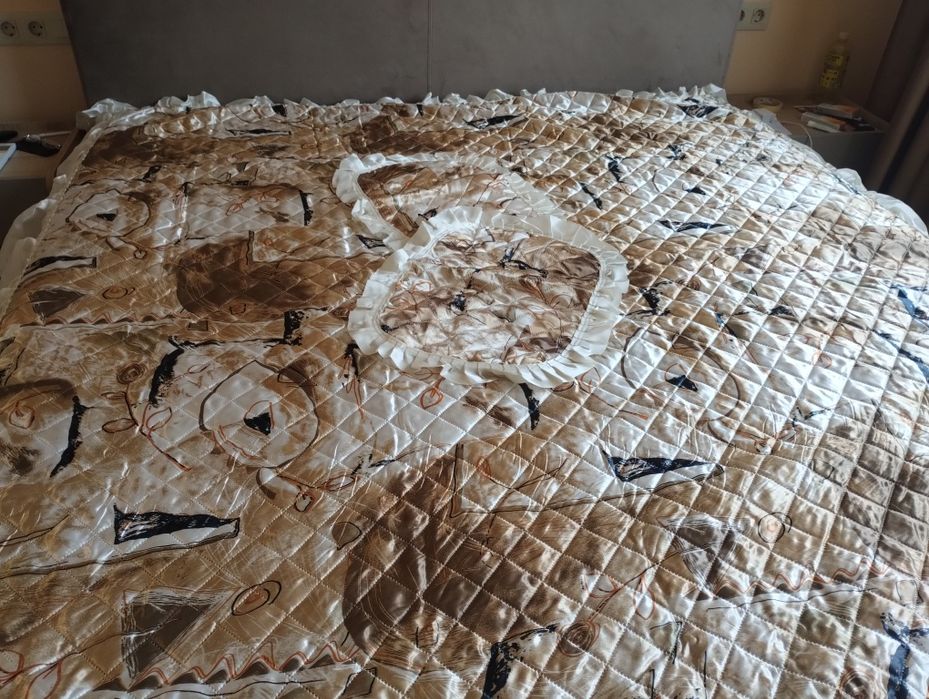 Кувертюра от сатен за спалня