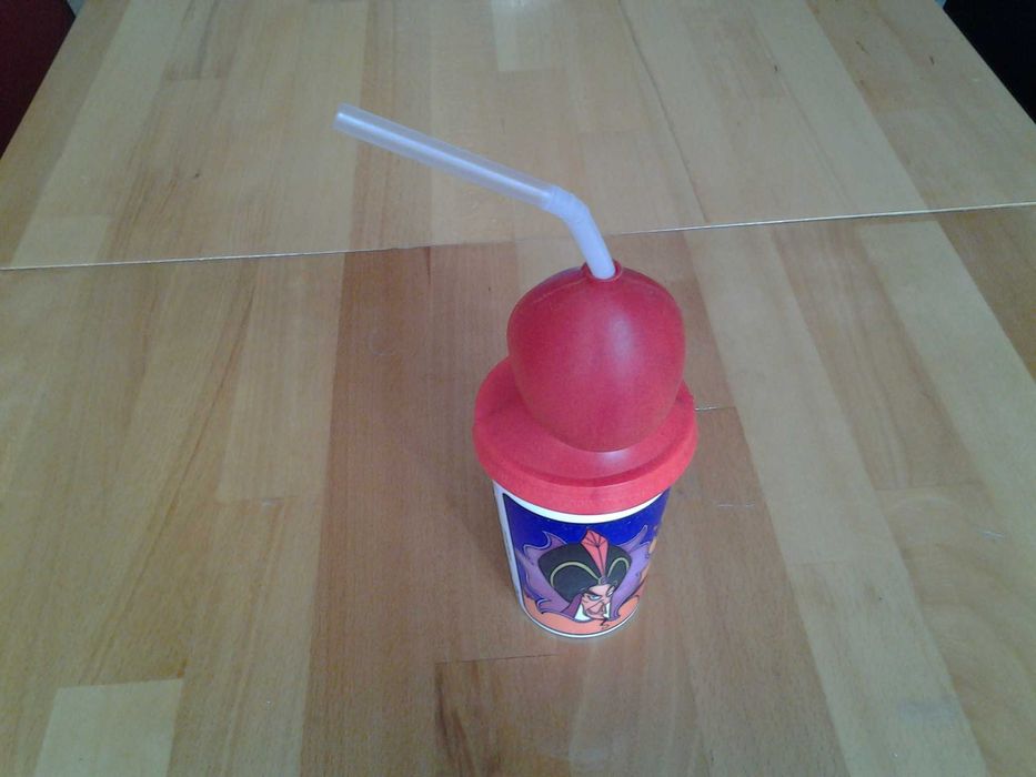 **Regele din povestea cu Aladdin, pahar cu pai 2 bucati disponibile