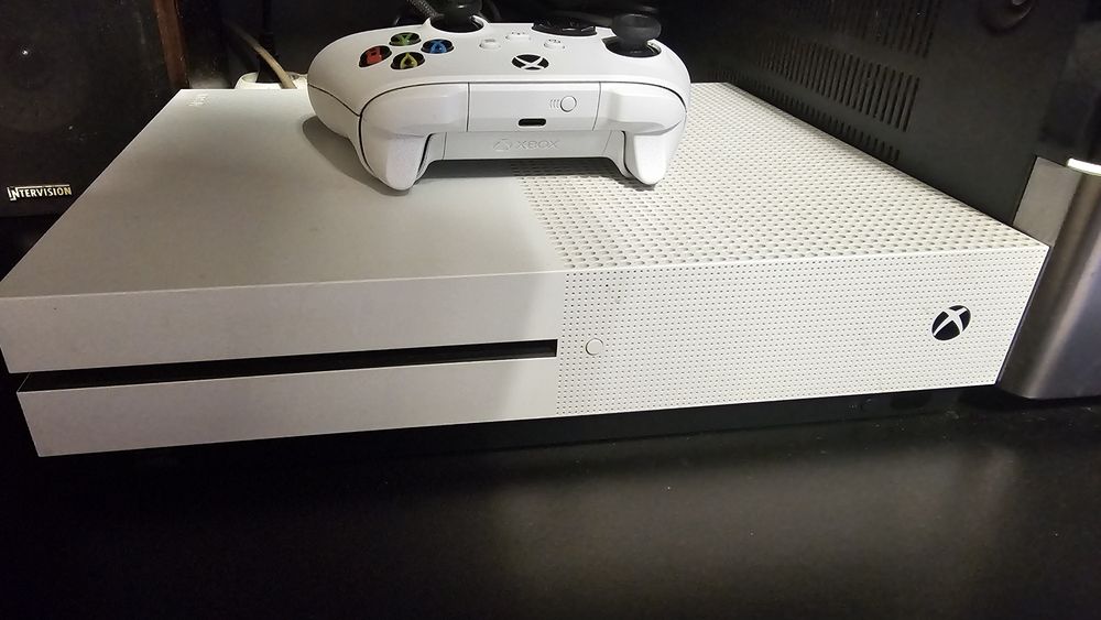 Xbox 1S + 1 joystick