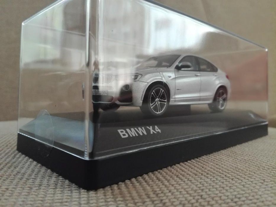 Vand macheta BMW X4 F26 editie de reprezentanta scara 1 43 Herpa