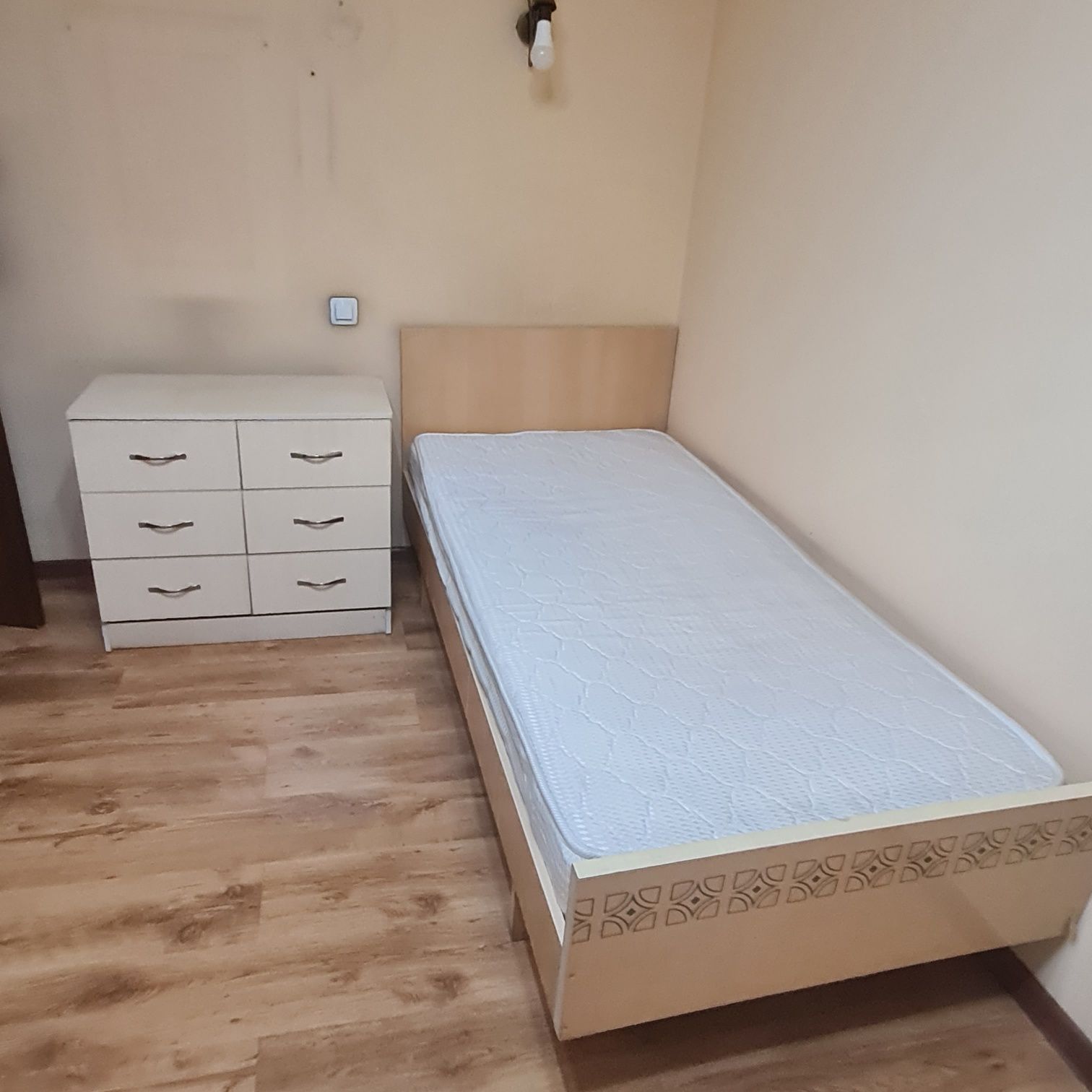 Продам,кровать с матрасом и тумбочку