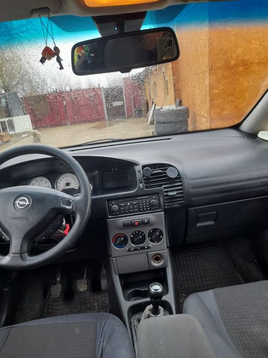 Vând Opel zafira