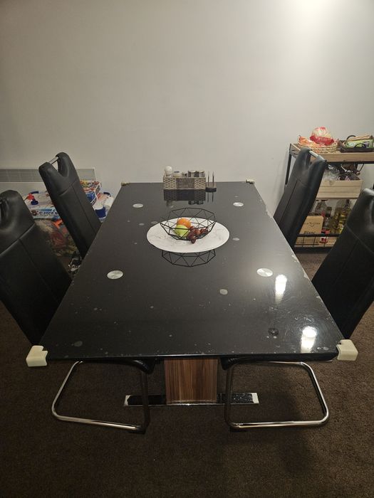 Стъклена кухненска маса