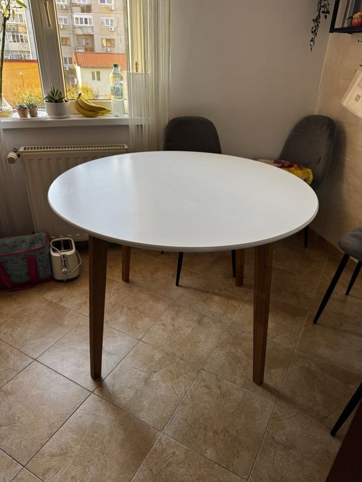 Masă alba cu scaune gri