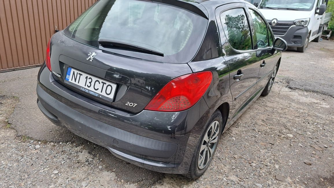 Vând Peugeot 207 1,4 HDI