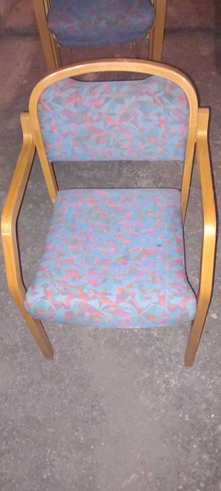 Vand 11 scaune cu cotiere foarte confortabile si stabile