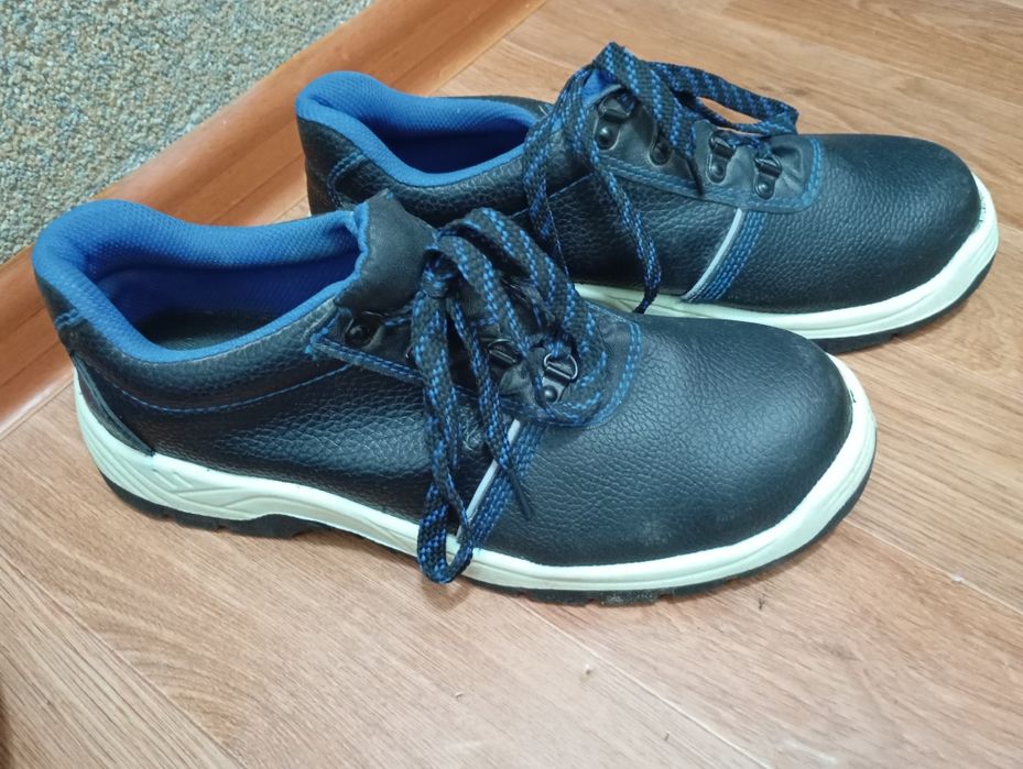 Аяқ киім сатылады