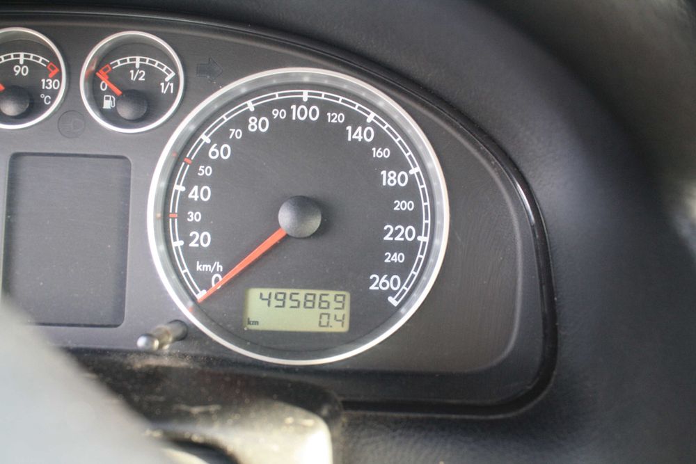 Vand WVPassat 2001, bine întretinut şi remorcă.