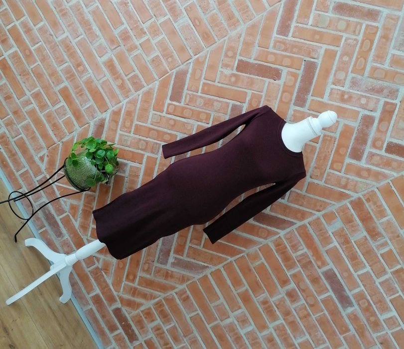 Rochie burgundy tricot - midi cu decupaj lateral