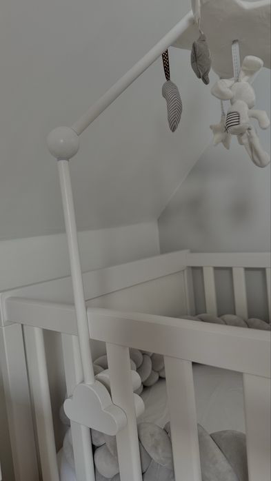 Музикална бебешка въртележка с дървена стойка