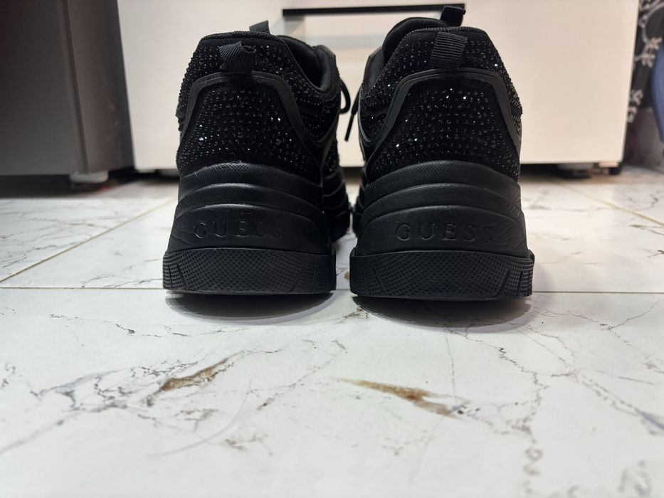 Сникърси Guess бестселър