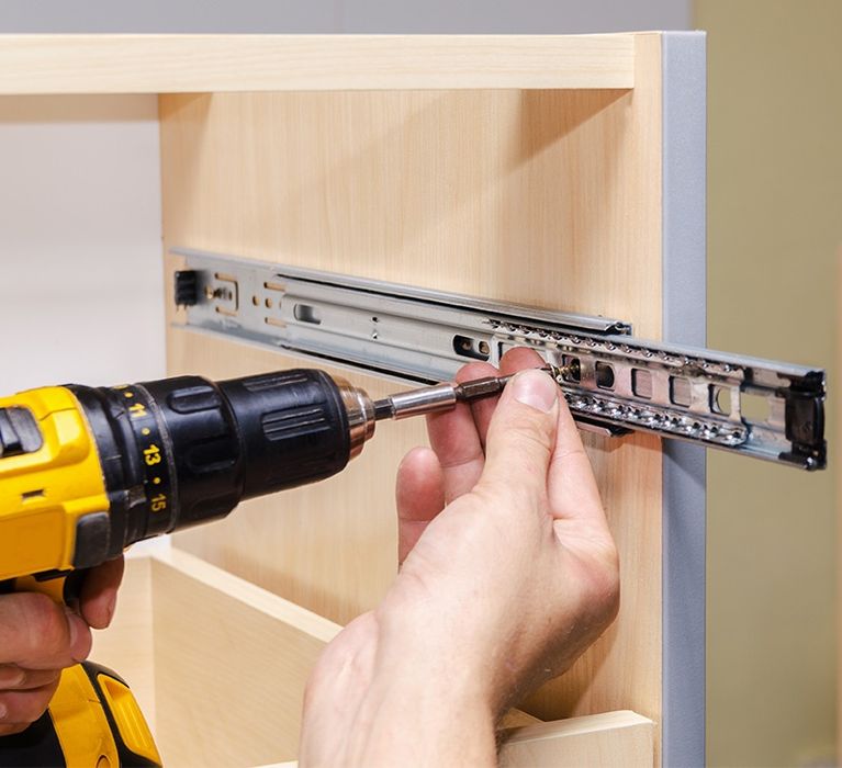 Handyman Mesterul Non Stop Montaj Mobila Sanitare Electrice