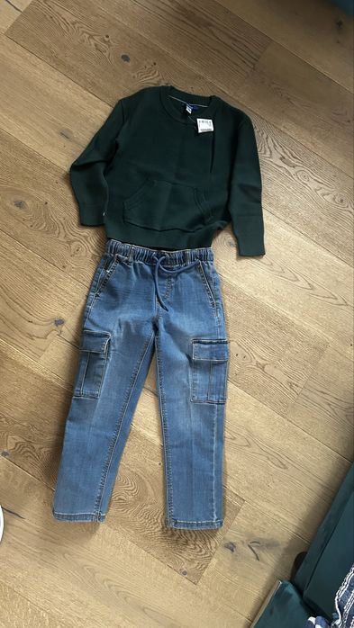 Blugi cargo si pulover, 5 ani