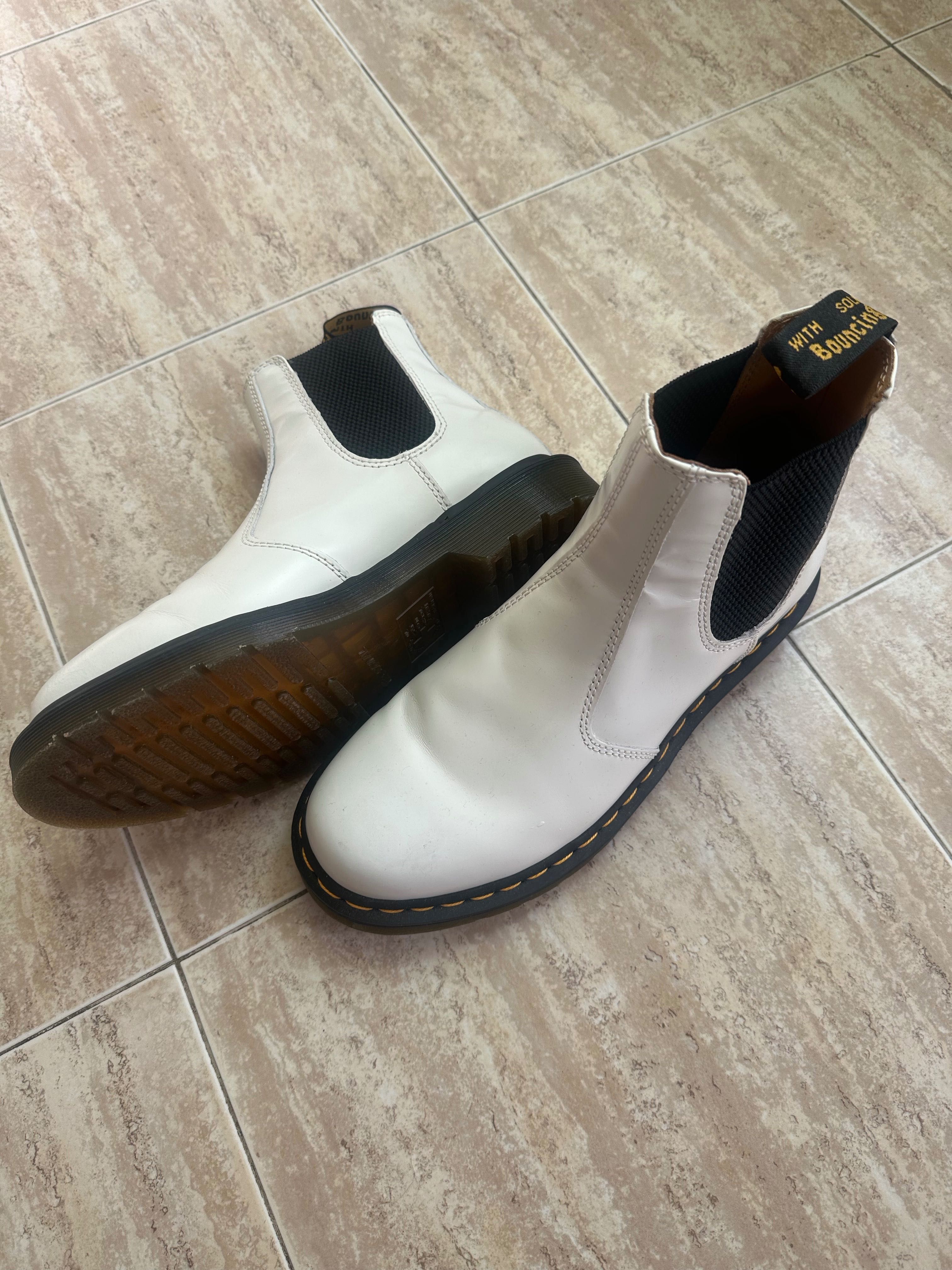 Dr Martens Chelsea boots White