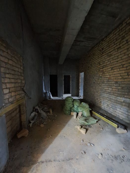 3 xonali kvartira sotiladi karobka holatida