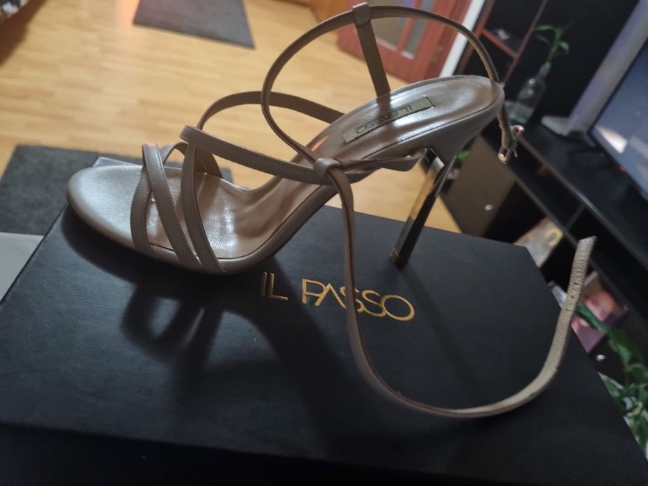 Sandale elegante, IL PASSO