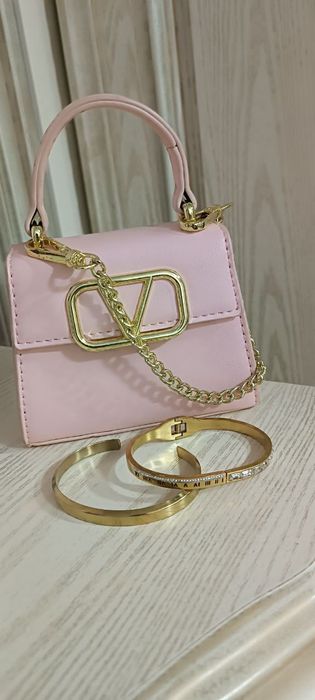 Женская одежда и обувь