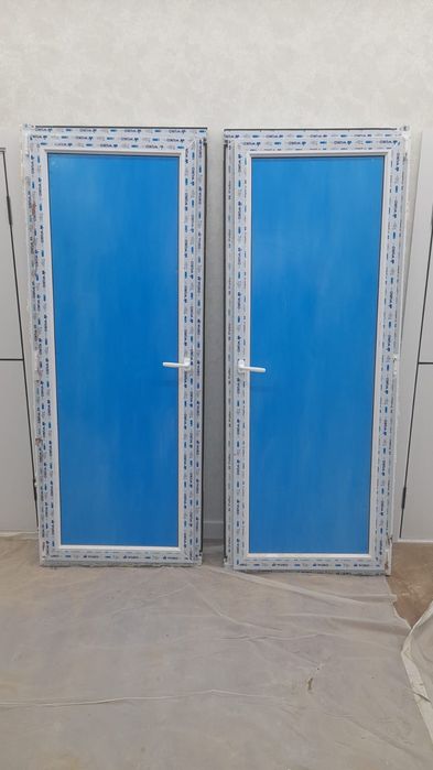Пластиковая дверь.