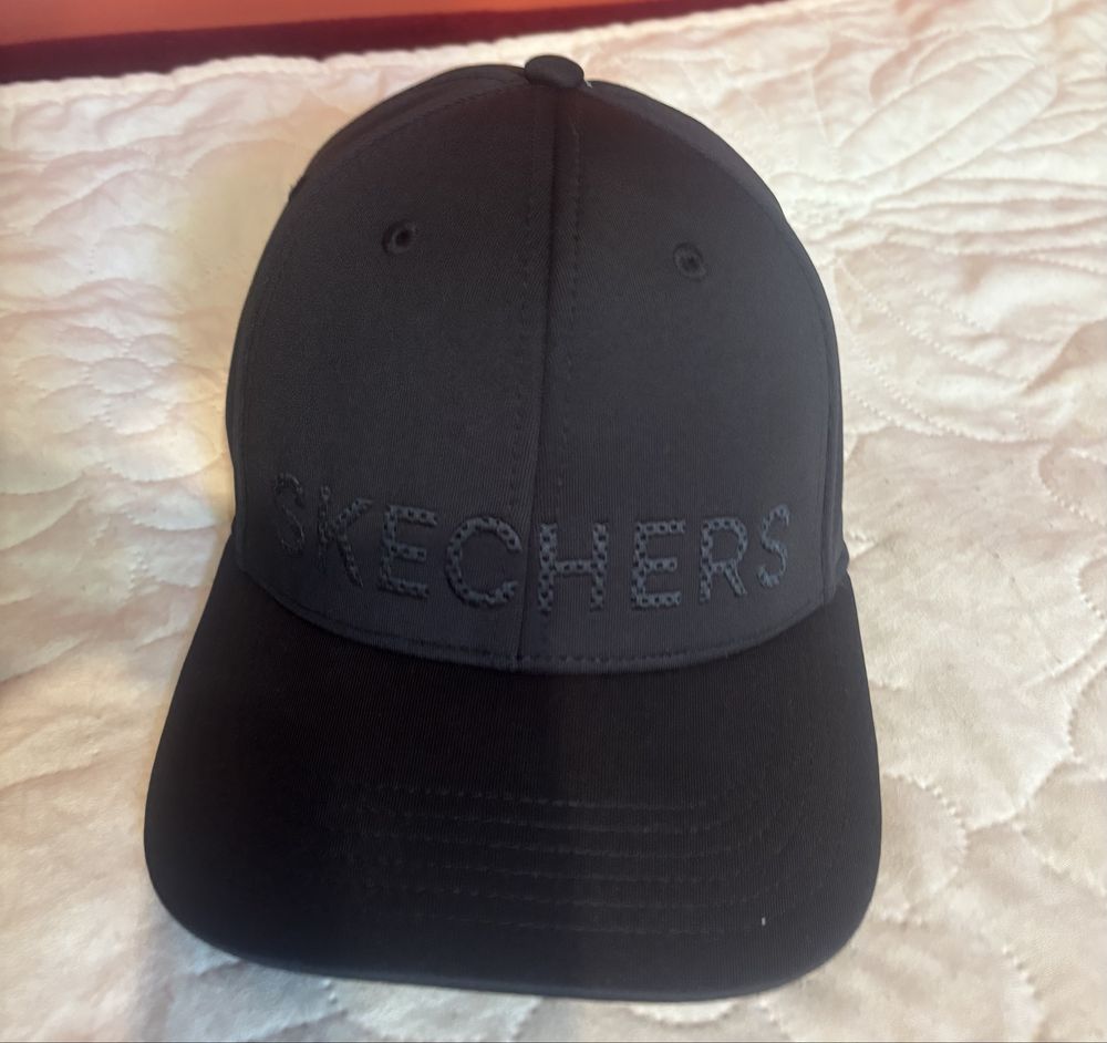 Черна шапка Skechers