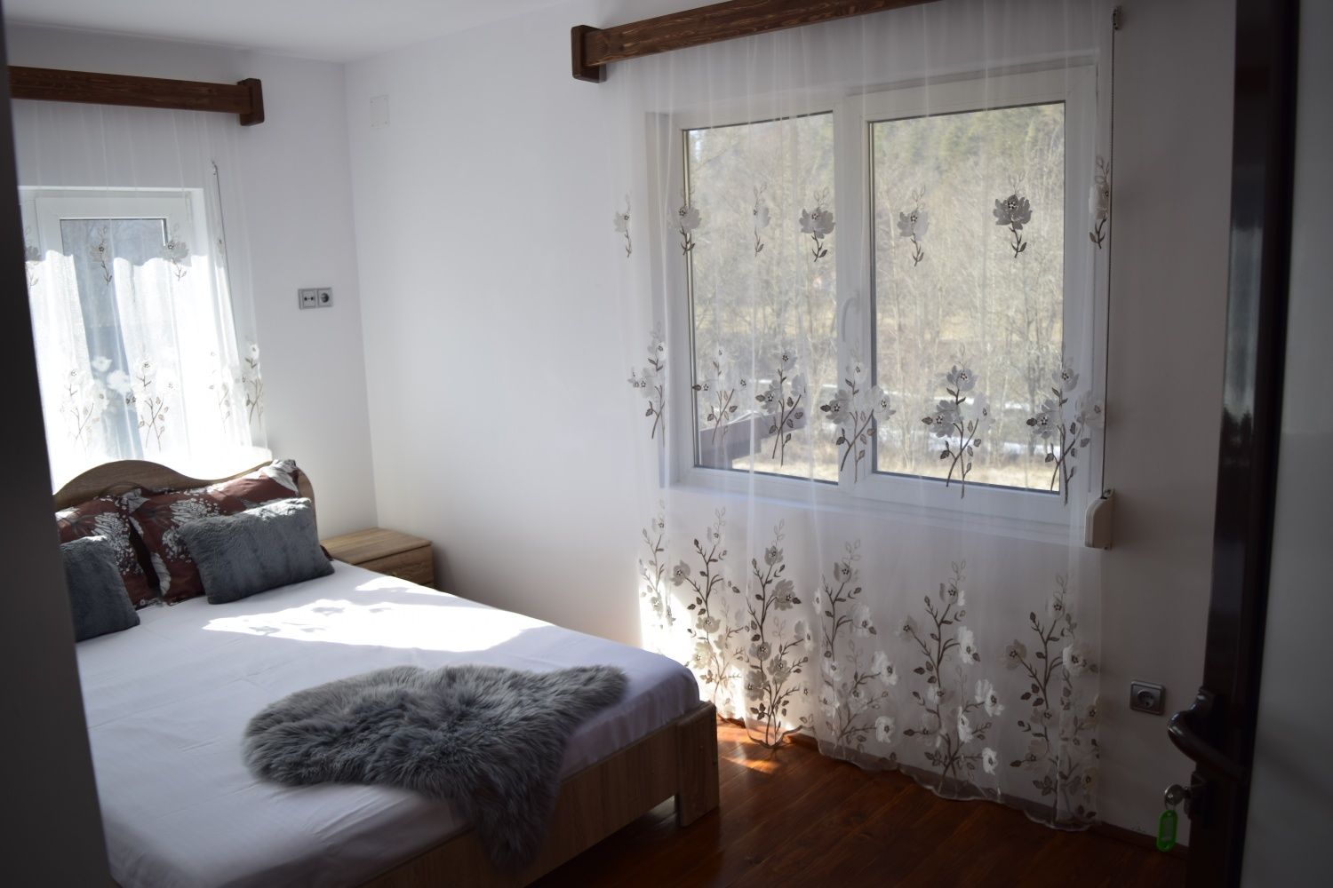 Casa Eby se închiriază la 100 lei persoană sau integral la 2000 lei.