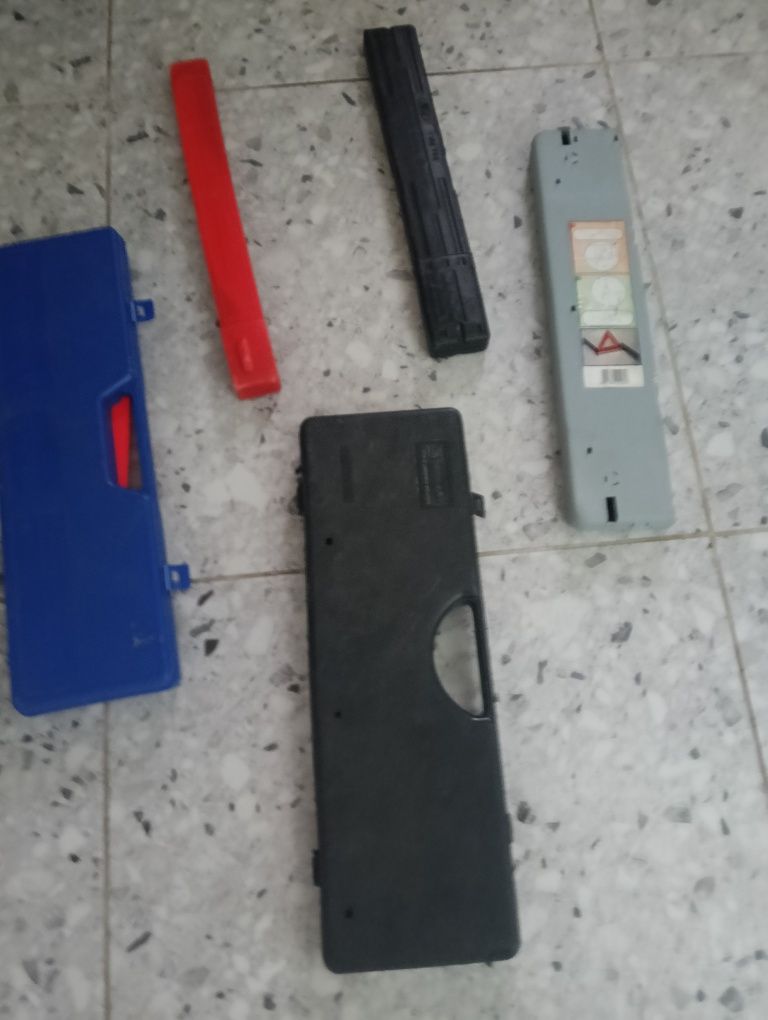5 triunghiuri reflectorizante aproape noi. Toate la 50 lei.