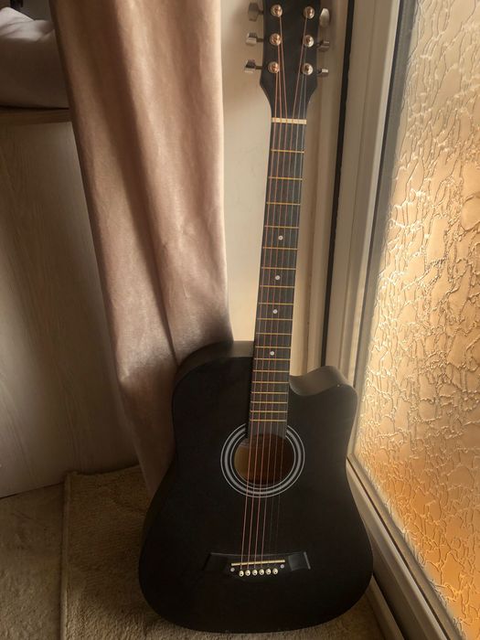 Новая гитара 6 струнная акустика,  +идет чехол и струны