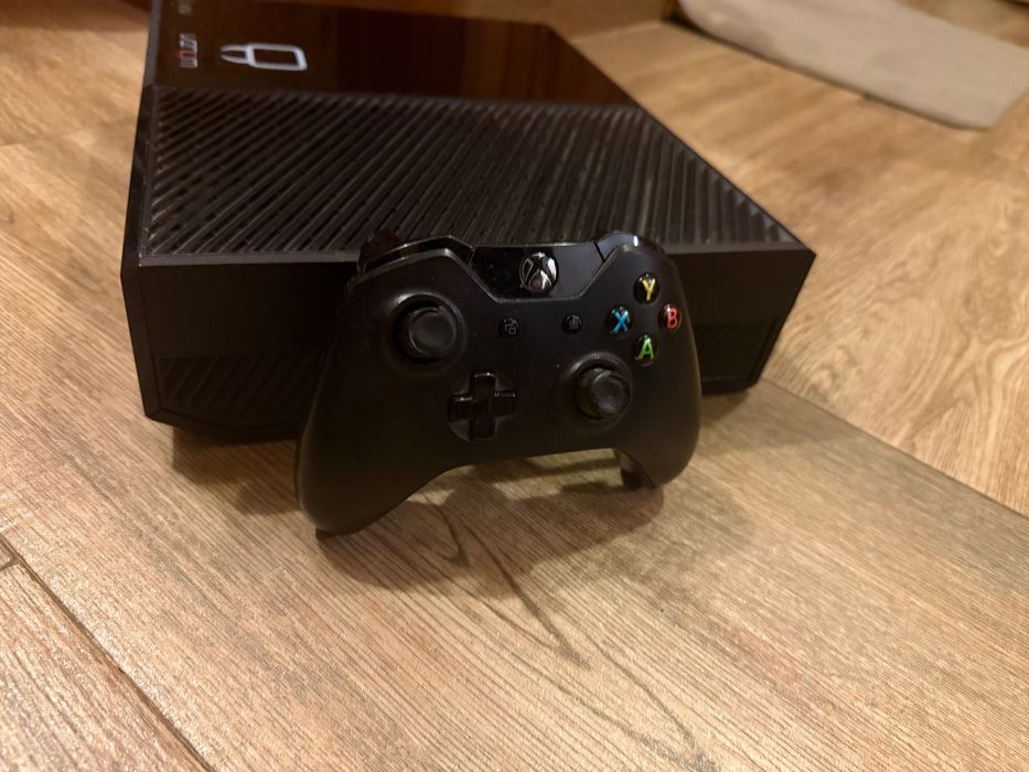 Xbox One- върви със зарядно и джойстик