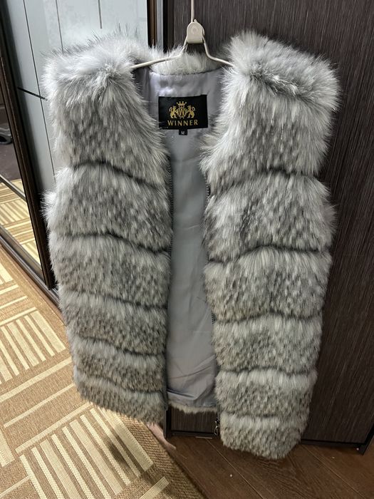 Стильная жилетка из искусственного меха