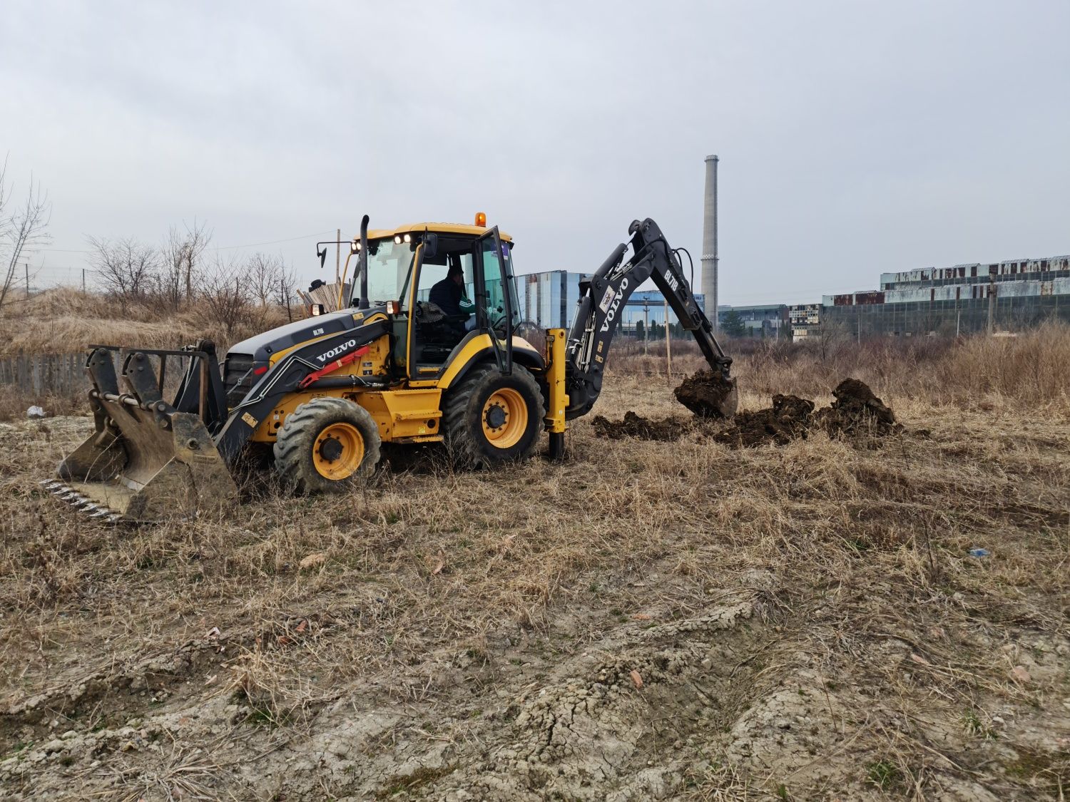 Inchiriez buldo excavator,  camion,  miniexcavator