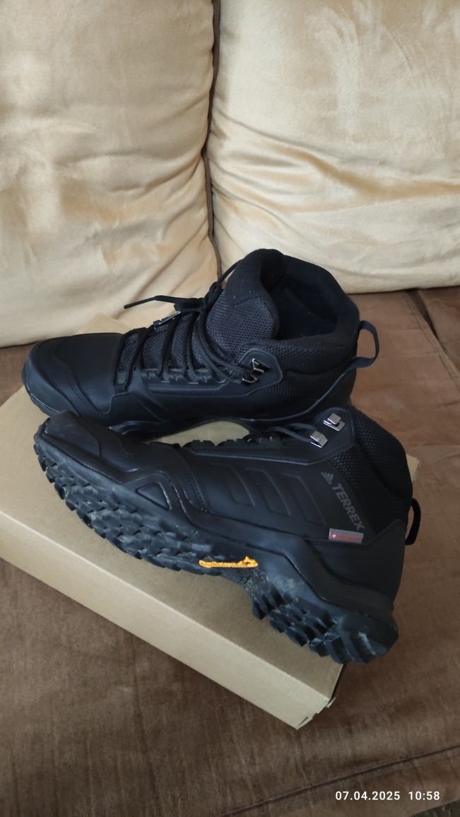 Adidas terrex mid