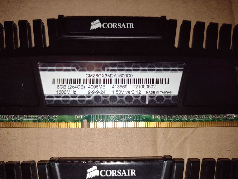 Kit memorii Dual Channel Corsair VENGEANCE 8GB 2 x 4GB  DDR3  1600MHz