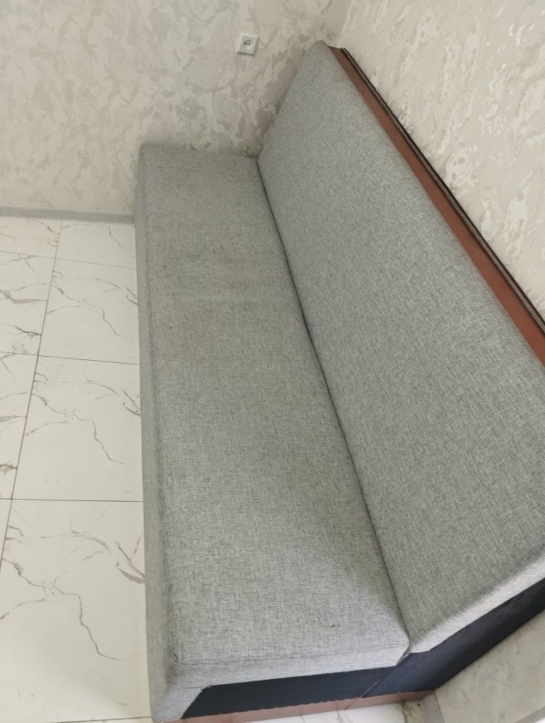 2 ta divan bora. Bittasi 1.5 m ikkinchisi 2.40