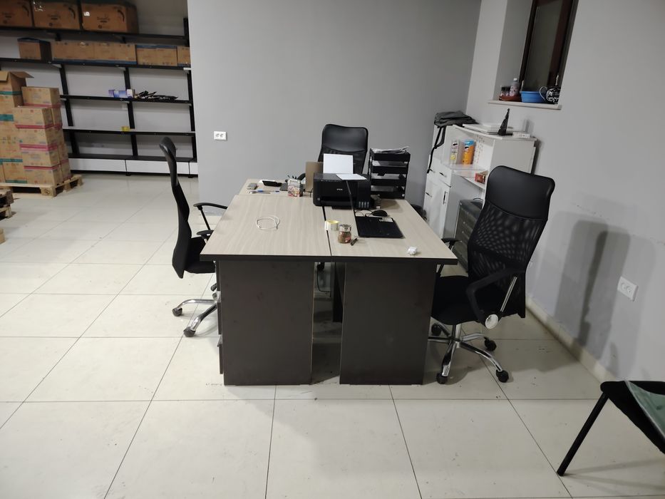 Офисний мебель стол, стул и кресло.