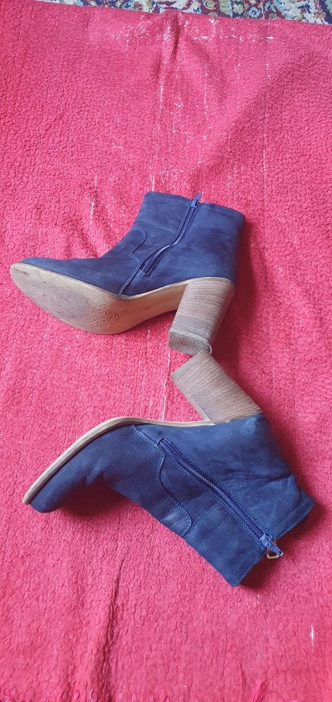 Vând botine dama din piele intoarsa naturala albastra , nr. 41 !