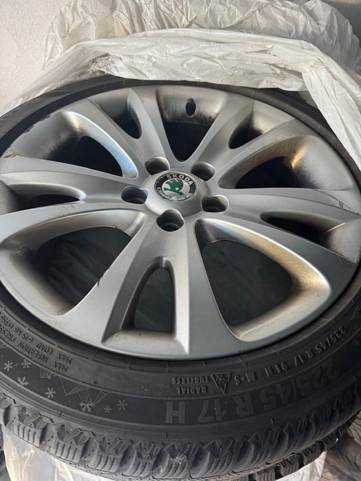 Vand jante 17" cu anvelope iarna 225/45/17 pentru skoda superb 2012