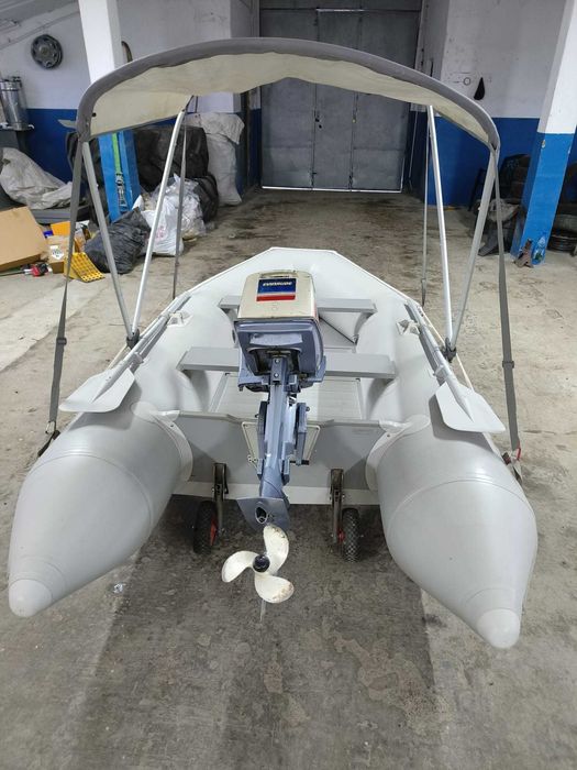 Barcă gonflabila cu motor