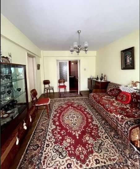 Vand apartament 3 camere Maratei