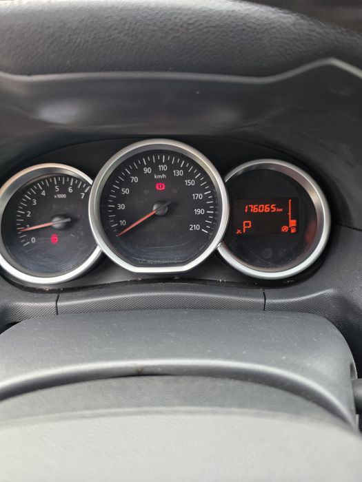 Dacia Duster cutie automata 176000 km. F.ușor avariata si reparata 95%