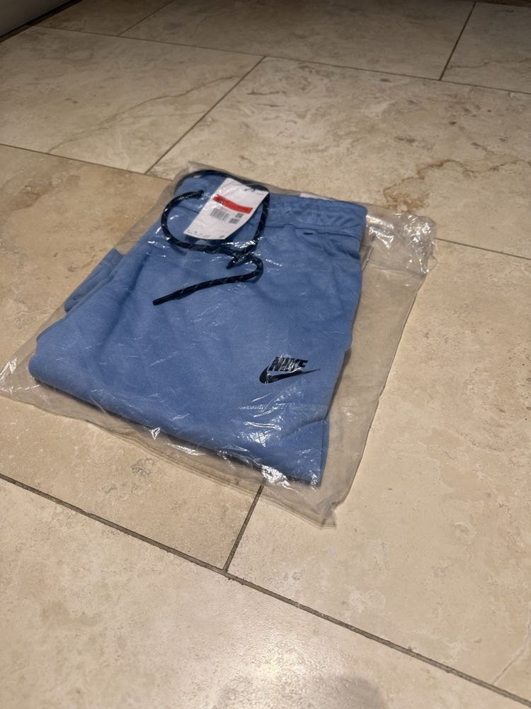 Pantaloni Scurti Nike Tech / 2025