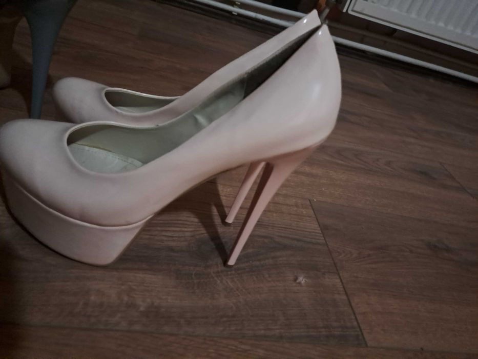 Дамски обувки на висок ток