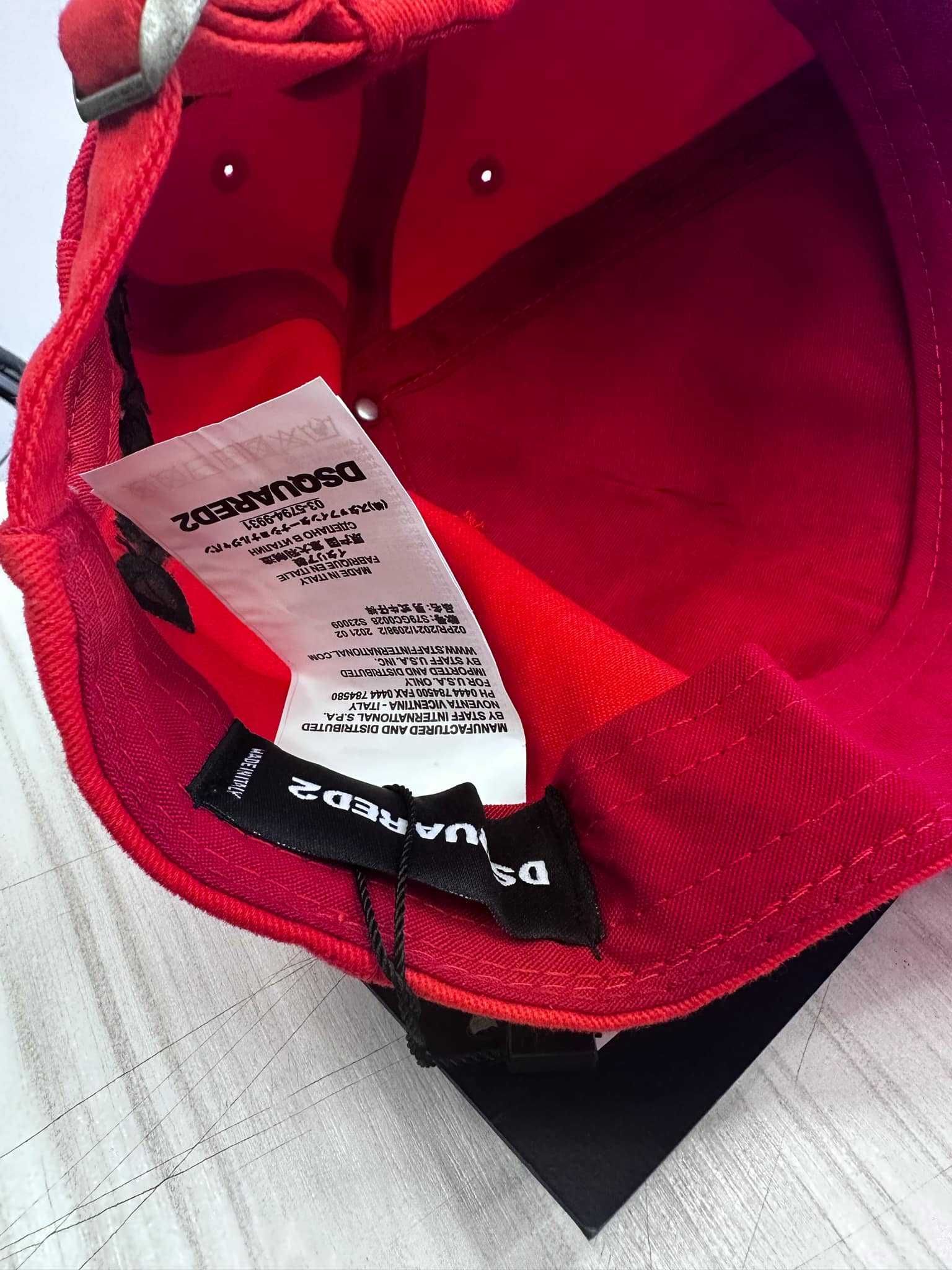 Продавам шапка Dsquared2