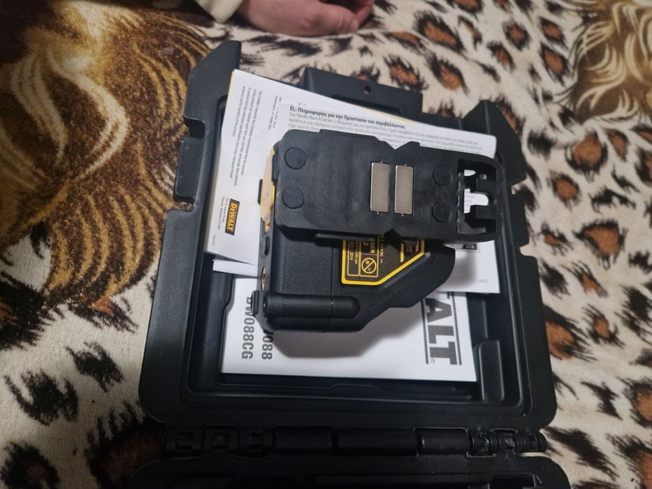 Lasel Dewalt lumina verde