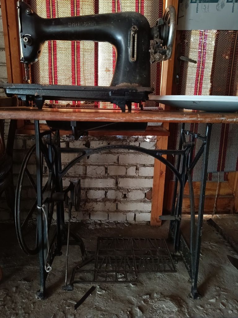 Стара крачна шевна машина Британия