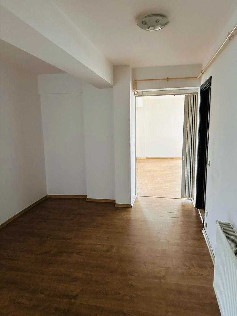 Proprietar vând apartament,zona Piata 1 mai,suprafata totala 136,58 mp