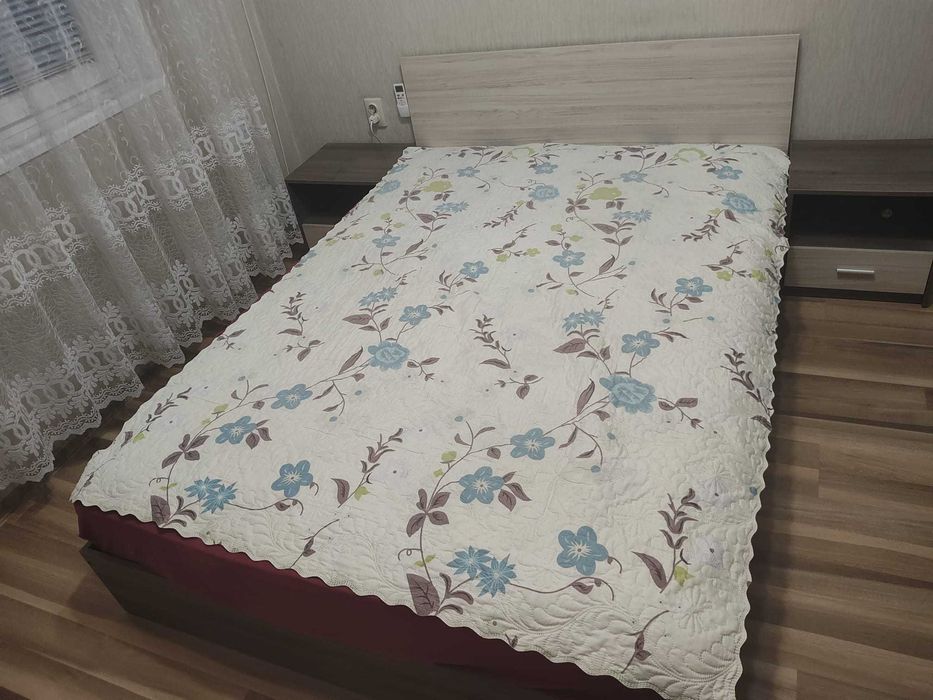 Спалня -140/200 със Матрак и 2броя нощни Шкафчета