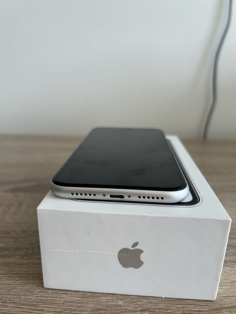 IPhone XR 64GB бял