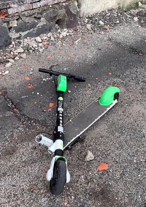 Vând trotineta electrica lime