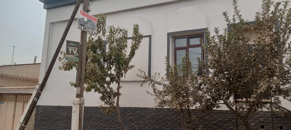 Nazarbek grant oldida kochda xovli sotiladi srochna 4 xona 1.5 sotik