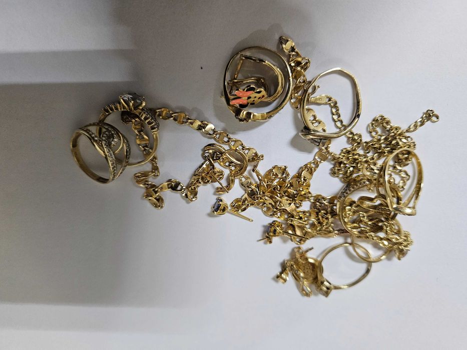 Aur 14K, fragmente, 40 grame, 300lei Gramul.